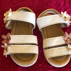Baby sandals.Size 22. Use shoes. Look at photos!